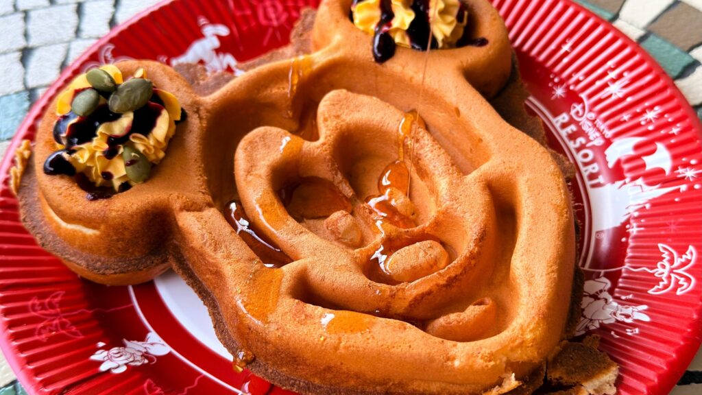 ディズニーランド_グレートアメリカン・ワッフルカンパニーの「ミッキーワッフル、パンプキンホイップとメイプルソース」