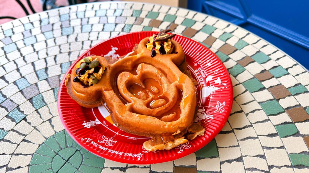 ディズニーランド_メープルソースがかかった「ミッキーワッフル、パンプキンホイップとメイプルソース」