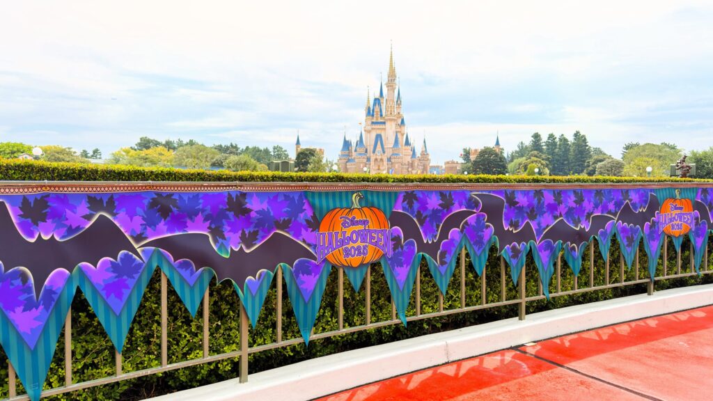 ディズニーランド_シンデレラ城前のエントランスにに飾られたハロウィーンのデコレーション