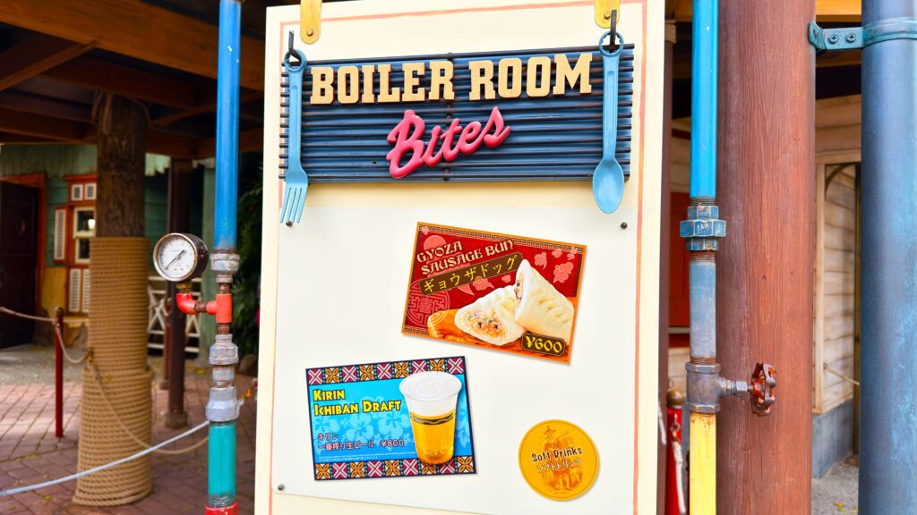 ディズニーランド_ボイラールーム・バイツ店頭に置かれた「ギョウザドッグ」のメニュー表