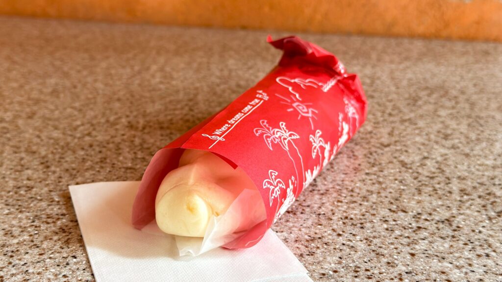 ディズニーランド_テーブルに置いた「ギョウザドッグ」