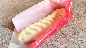 ディズニーランド_パッケージから取り出した「ギョウザドッグ」