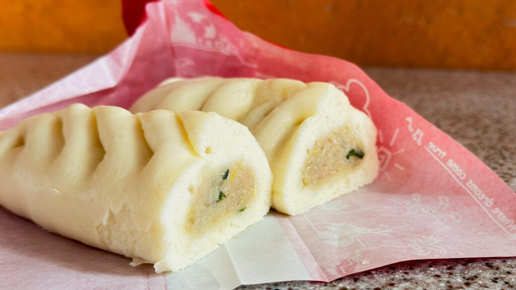 ディズニーランド_半分にカットした「ギョウザドッグ」が並んでいる様子