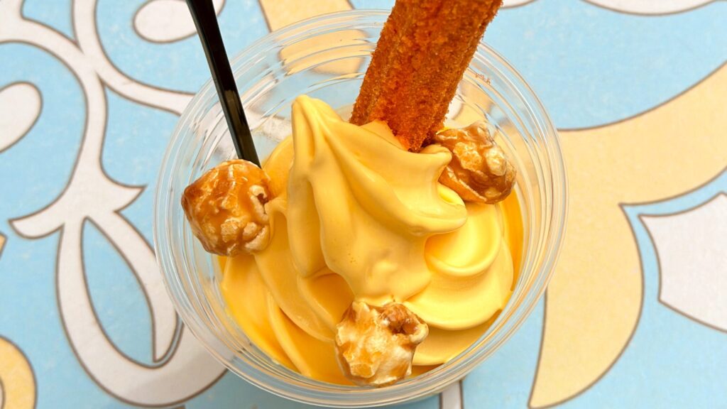 東京ディズニーランド・シー_ポップコーンがのったハロウィーン限定「ハロウィーンサンデー（パンプキンソフトクリーム＆チュロス）」