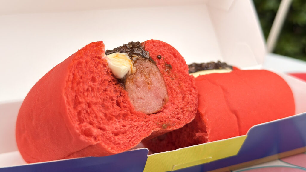 ディズニーランド_「スペシャルホットドッグ(スウィートチリ・ミートソース&チーズソース)」の断面