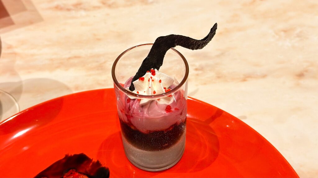 ディズニーランド_センターストリート・コーヒーハウスの「スペシャルデザートセット」のデザートプレートのブラックレモンゼリー＆カシス