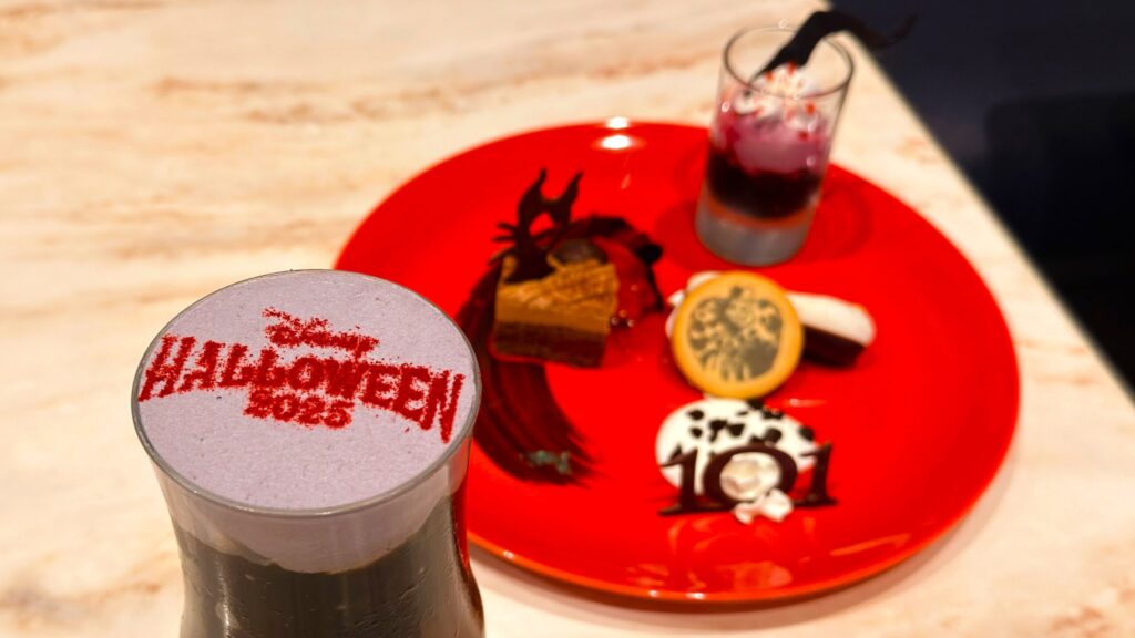 ディズニーランド_センターストリート・コーヒーハウスの「スペシャルデザートセット」がテーブルに置いてある様子