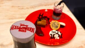 ディズニーランド_センターストリート・コーヒーハウスの「スペシャルデザートセット」がテーブルに置いてある様子