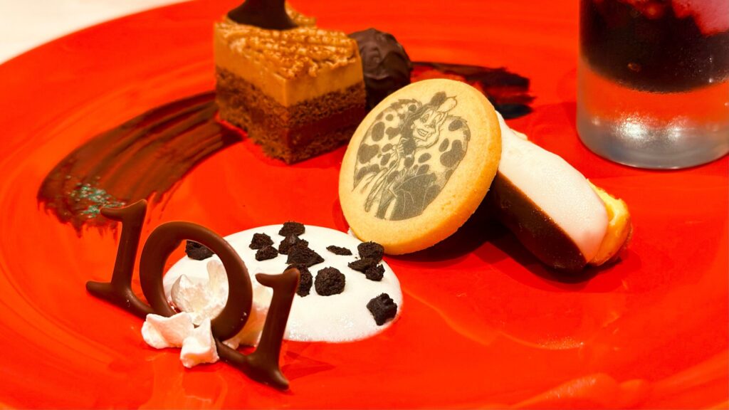 ディズニーランド_センターストリート・コーヒーハウスの「スペシャルデザートセット」のデザートプレートのエクレア