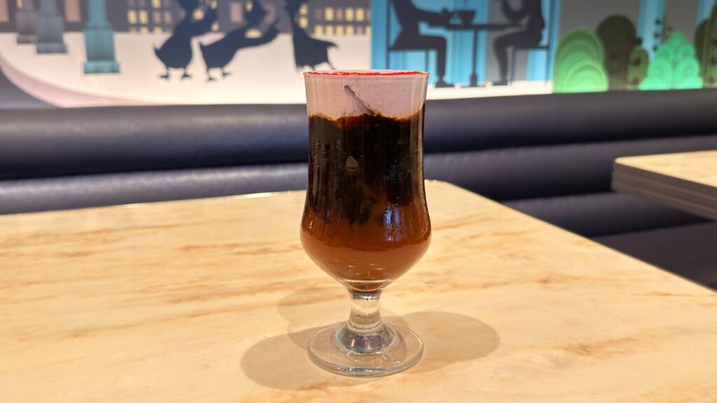 ディズニーランド_センターストリート・コーヒーハウスの「スペシャルデザートセット」のアイスカフェモカ（クラッシュコーヒーゼリー＆紫イモのホイップ）の中身