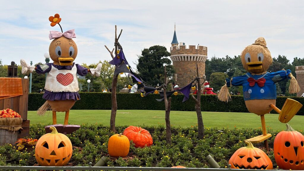 ディズニーランド_シンデレラ城前にあるドナルドとデイジーのハロウィーンデコレーション