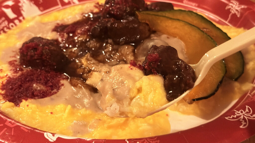 ディズニーランド_グランマ・サラのキッチンハロウィーン限定メニュー「スペシャルセット」をスプーンですくっている様子