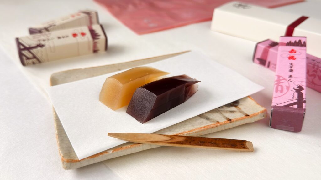 赤福_「生羊羹」のあんとしろあんの皿盛り