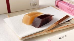 赤福_「生羊羹」のあんとしろあんが並んでいる様子