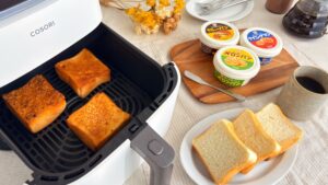 カルディ_「塗って焼いたら」のメロンパンやクイニーアマンとコソリノンフライヤーが並んでいる様子