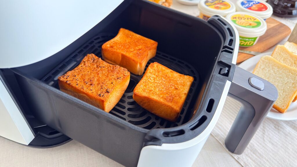 カルディ_コソリ「ノンフライヤー」で焼き上げた3種類のパンが並んでいる様子