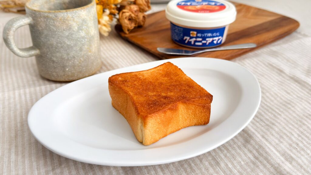 カルディ_焼きたての「ぬって焼いたらクイニーアマン」の食パン皿のせ