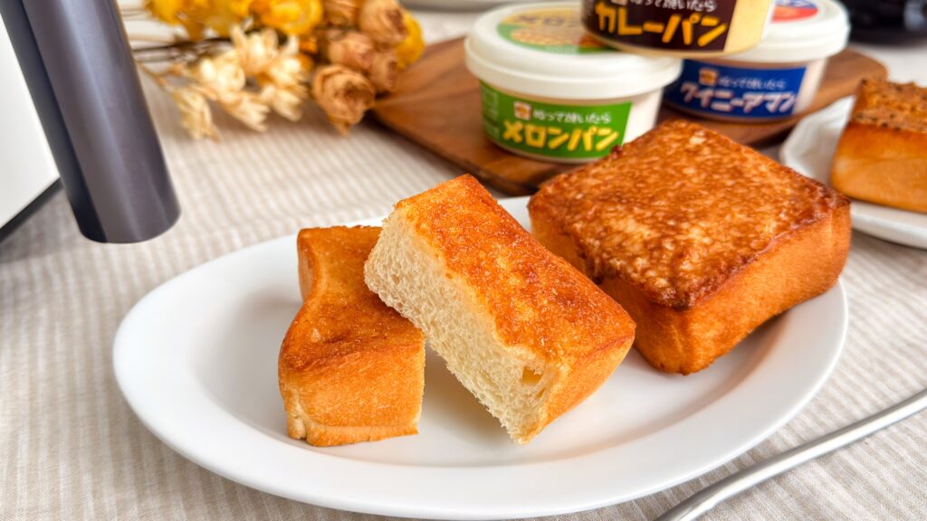カルディ_コソリ「ノンフライヤー」で焼き上げた3種類のパンやパッケージが並んでいる様子