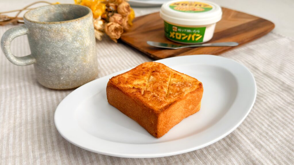 カルディ_焼きたての「ぬって焼いたらメロンパン」の食パン皿のせ