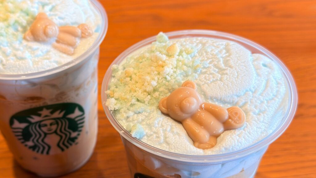 スターバックス_くま型チョコレートがのった「ピケ モコ ブーケ & ティー ラテ」