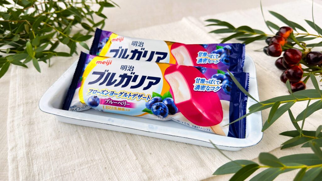 明治_トレーにのった「ブルガリア フローズンヨーグルトデザート ブルーベリー」のパッケージ