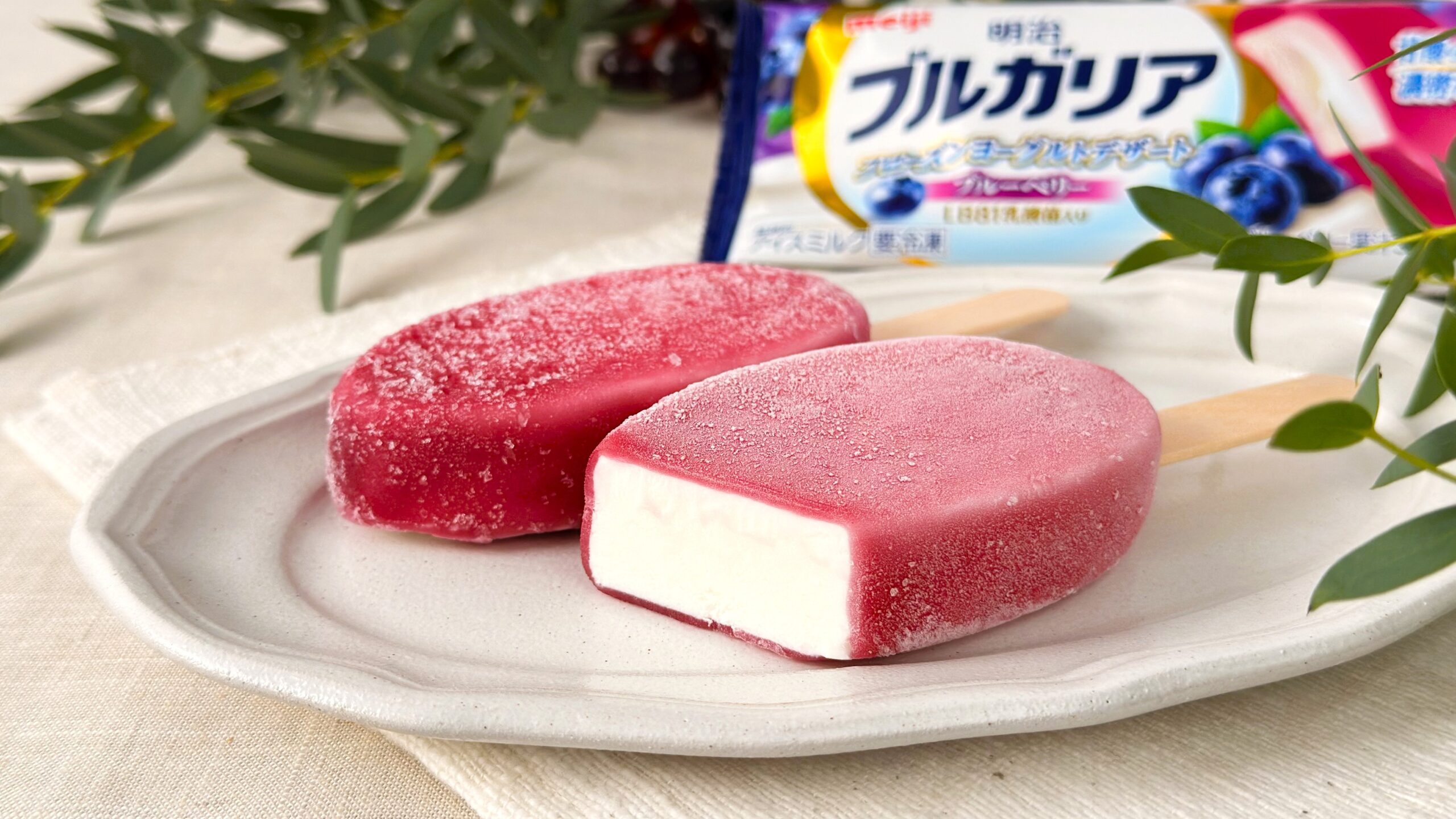 明治_「ブルガリア フローズンヨーグルトデザート ブルーベリー」のパッケージと皿盛り