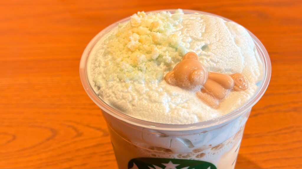 スターバックス_チョコレートやスポンジケーキクラムがのった「ピケ モコ ブーケ & ティー ラテ」