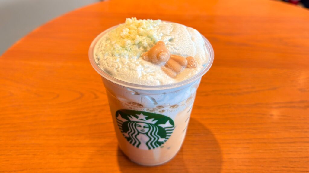 スターバックス_テーブルに置いた「ピケ モコ ブーケ & ティー ラテ」