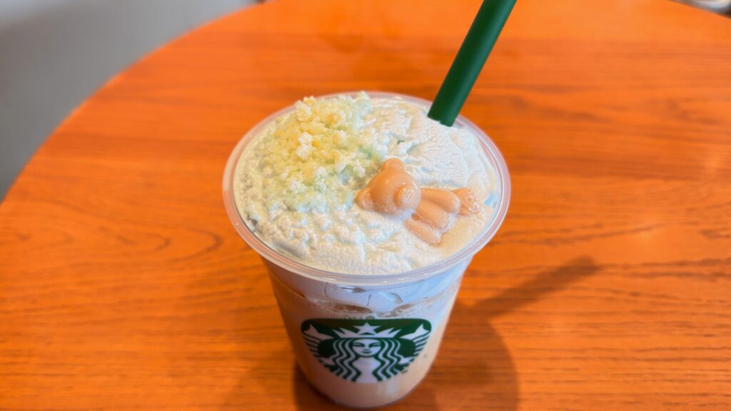 スターバックス_ストローをさした「洋なし 生キャラメル フラペチーノ®」