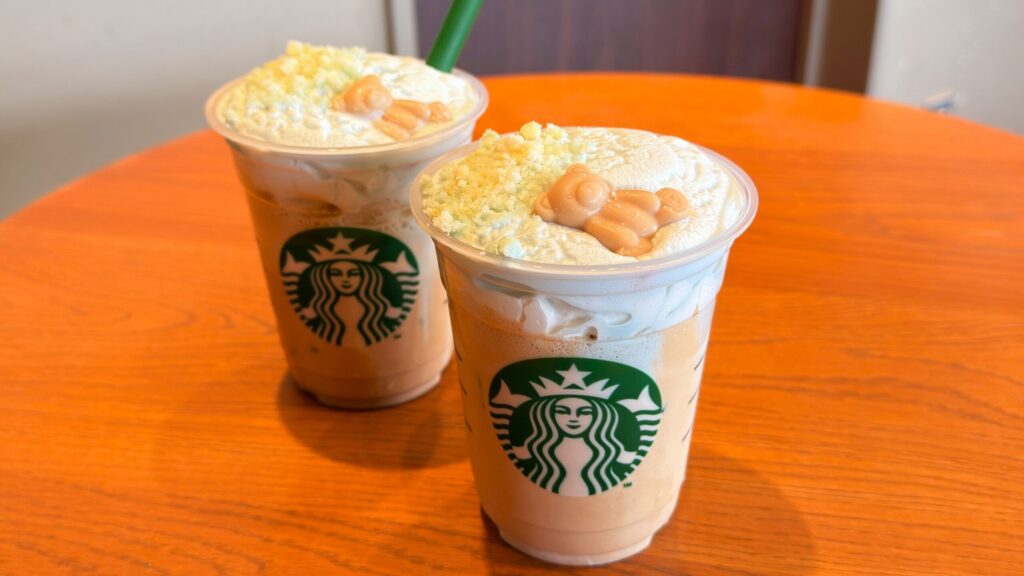 スターバックス_「ピケ モコ ブーケ & ティー ラテ」とカスタムしたドリンクが並んでいる様子
