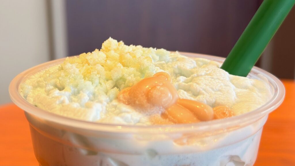 スターバックス_チョコレートやスポンジケーキクラムがのった「ピケ モコ ブーケ & ティー ラテ」の様子