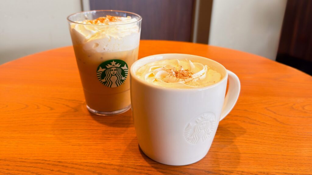スターバックス_「パンプキン スパイス ラテ」のホットとアイスが並んでいる様子