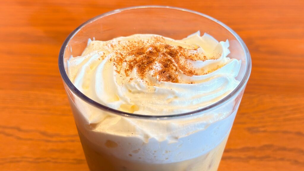 スターバックス_イートイン用のグラスにはいった「パンプキン スパイス ラテ」のアイス