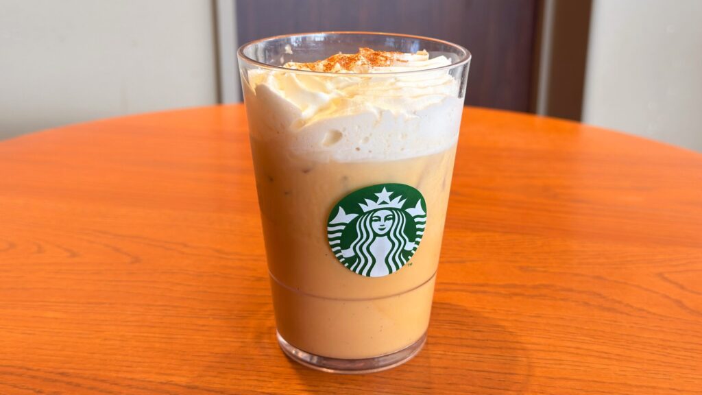 スターバックス_テーブルに置いた「パンプキン スパイス ラテ」のアイス