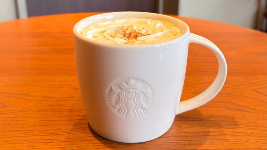スターバックス_マグカップにはいった「パンプキン スパイス ラテ」のホット