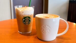 スターバックス_「パンプキン スパイス ラテ」のホットとアイス