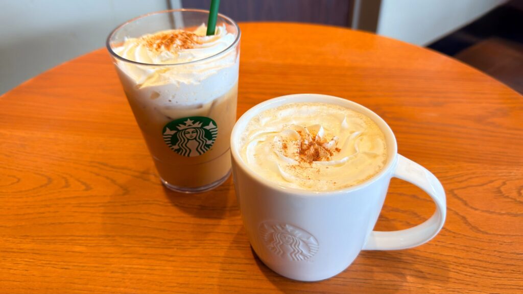スターバックス_ナツメグパウダーがのった「パンプキン スパイス ラテ」のホットとアイス
