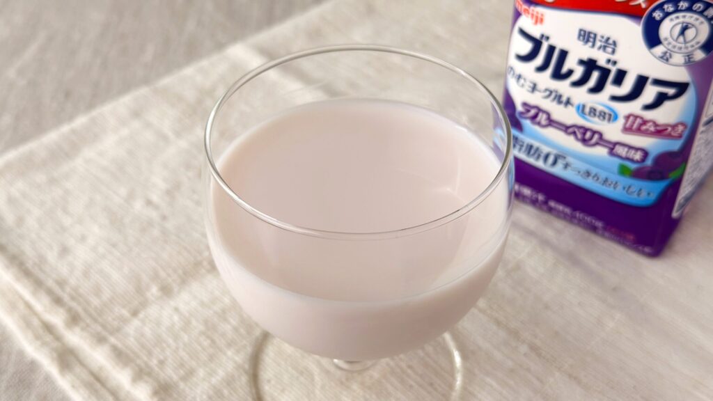 明治_グラスに注いだ「明治ブルガリアのむヨーグルトLB81 ブルーベリー風味」