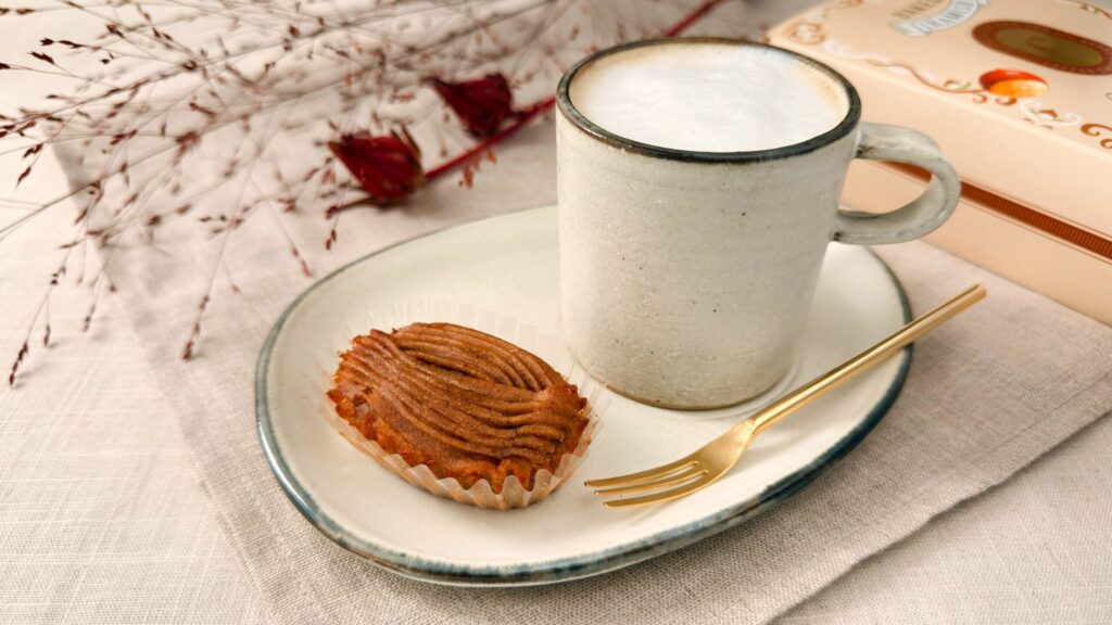 シーキューブ_「焼きティラミス マロンラテ」とカフェラテが皿にのっている様子