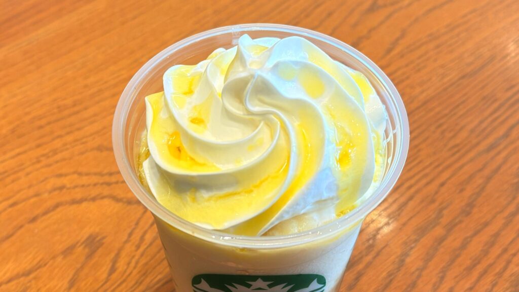 スターバックス_「洋なし 生キャラメル フラペチーノ®」のホイップクリームとラ・フランスソース