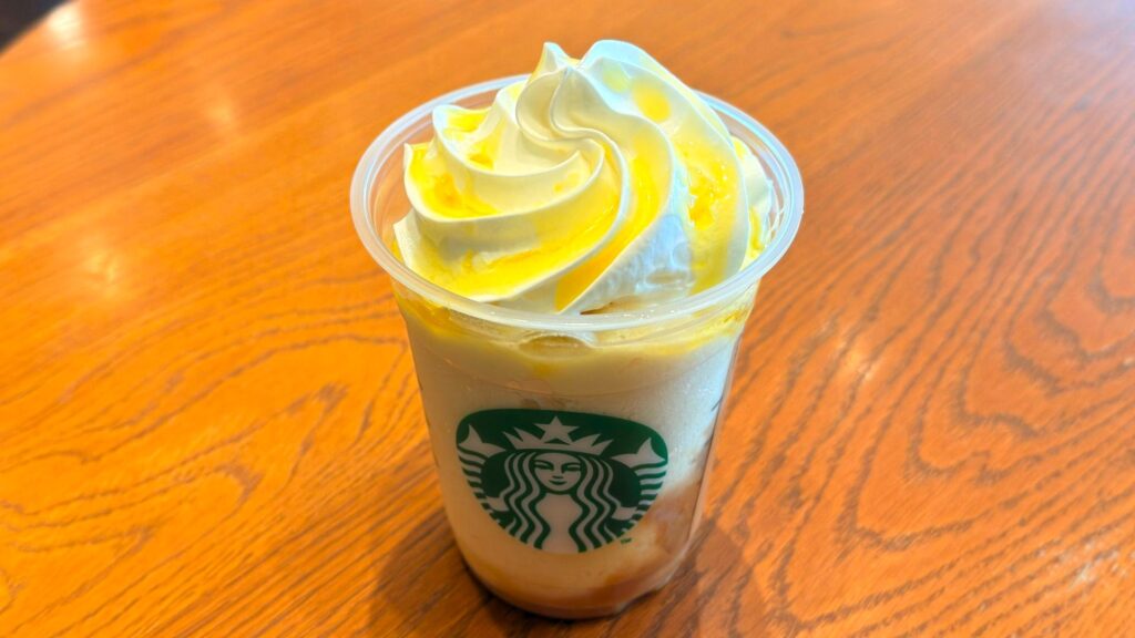 スターバックス_カップに入った「洋なし 生キャラメル フラペチーノ®」