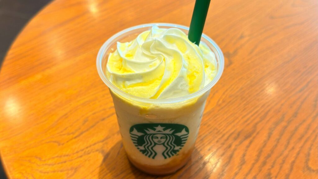 スターバックス_ストローをさした「洋なし 生キャラメル フラペチーノ®」