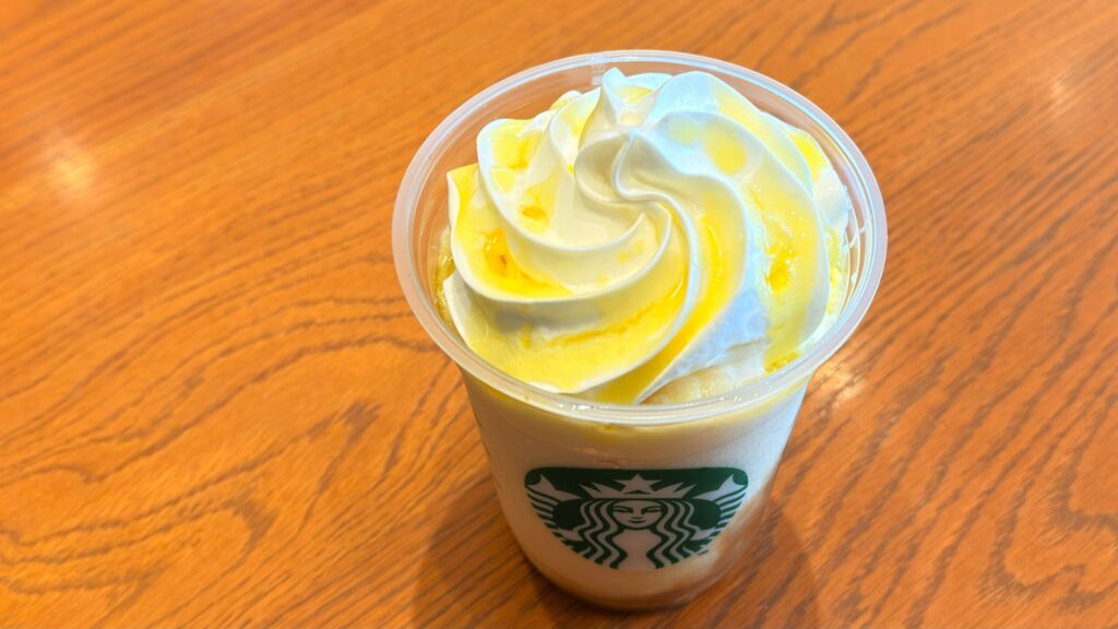 スターバックス_ラ・フランスのソースがかけられた「洋なし 生キャラメル フラペチーノ®」