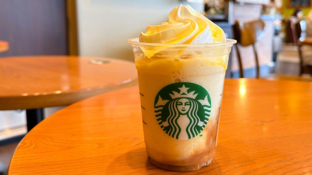 スターバックス_期間限定の「洋なし 生キャラメル フラペチーノ®」がテーブルに置いてある様子