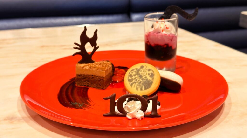 ディズニーランド_センターストリート・コーヒーハウスの「スペシャルデザートセット」のデザートプレート