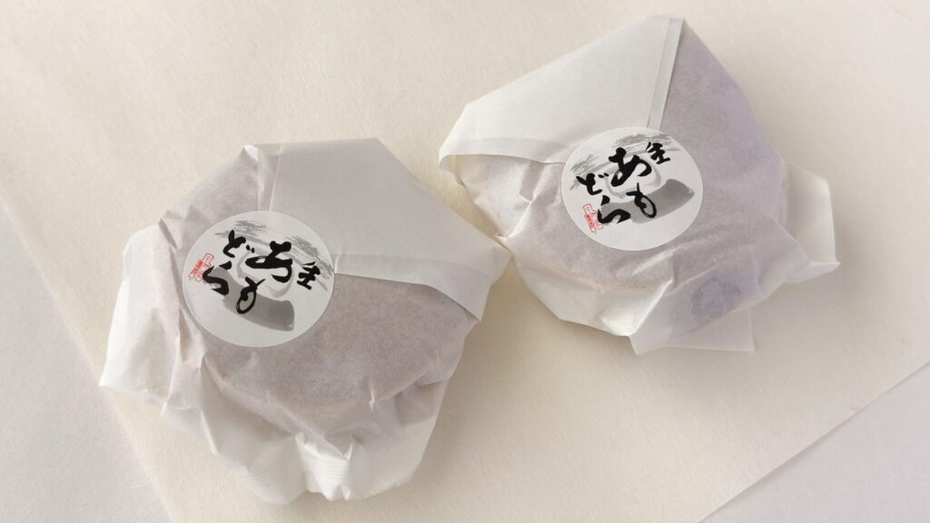 叶匠壽庵_紙に包まれた「生あもどら」