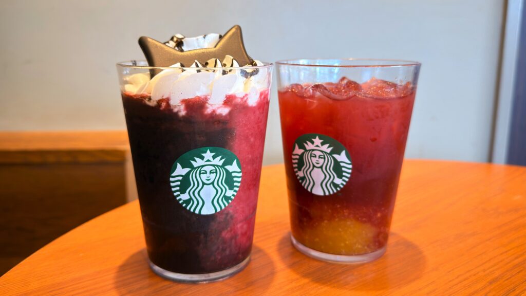 スターバックス_イートイン用のカップに注がれた「アサイー ベリー フラペチーノ®」と「アサイー ベリー ゆず シトラス & ティー(アイス)」