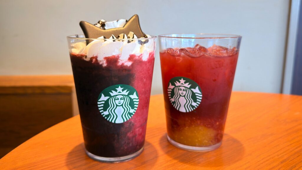 スターバックス_イートイン用のカップに注がれた「アサイー ベリー フラペチーノ®」と「アサイー ベリー ゆず シトラス & ティー（アイス）」