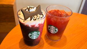 スターバックス_「アサイー ベリー フラペチーノ®」と「アサイー ベリー ゆず シトラス & ティー（アイス）」が並んでいる様子