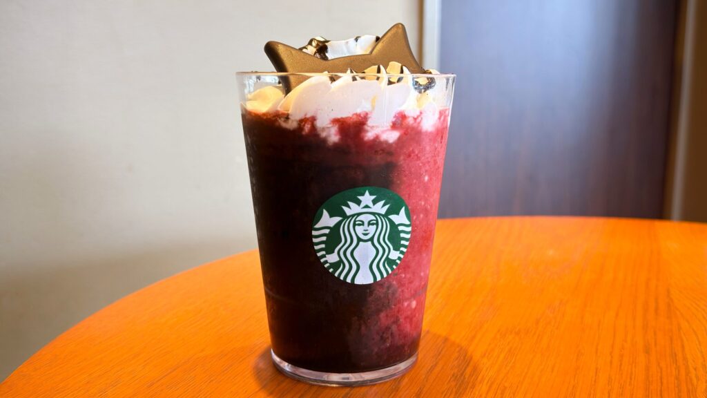 スターバックス_グラスにはいった「アサイー ベリー フラペチーノ®」